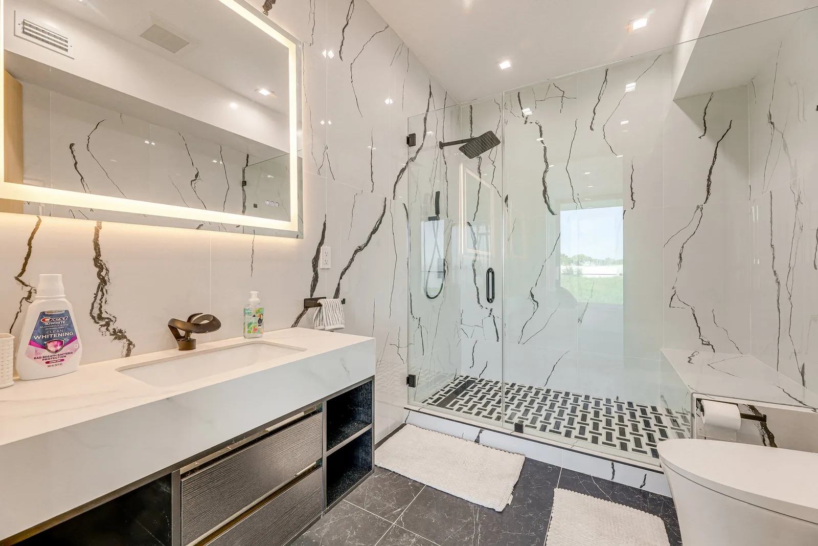 Backlit mirror bath in black-vein marble